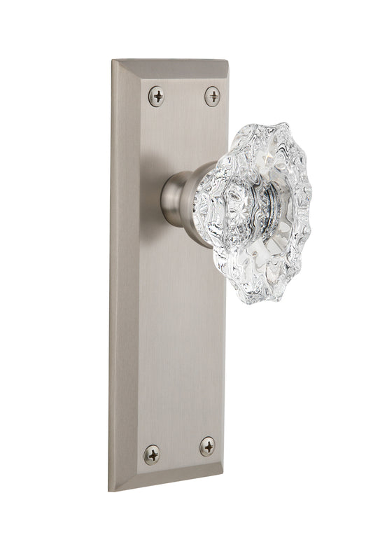 Grandeur Fifth Avenue Plate with Biarritz Knob