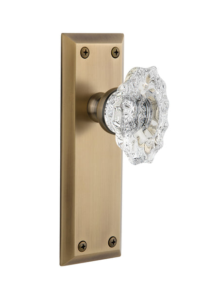 Grandeur Fifth Avenue Plate with Biarritz Knob Vintage Brass