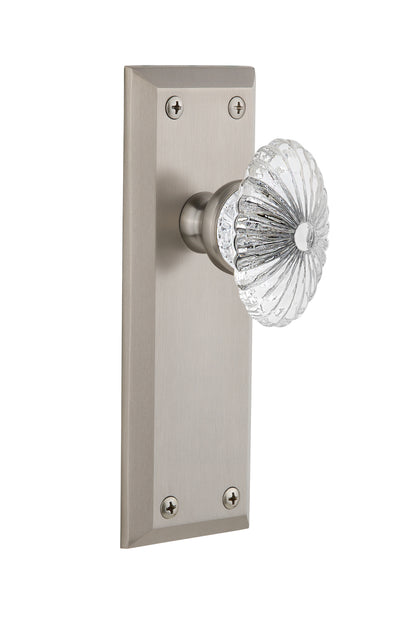 Grandeur Fifth Avenue Plate with Burgundy Knob