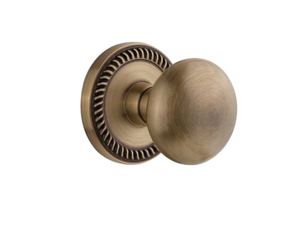 Grandeur Newport Rosette with Fifth Avenue Knob Vintage Brass