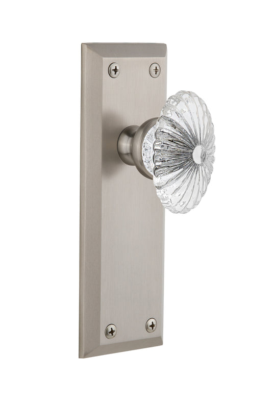 Grandeur Fifth Avenue Plate with Burgundy Knob